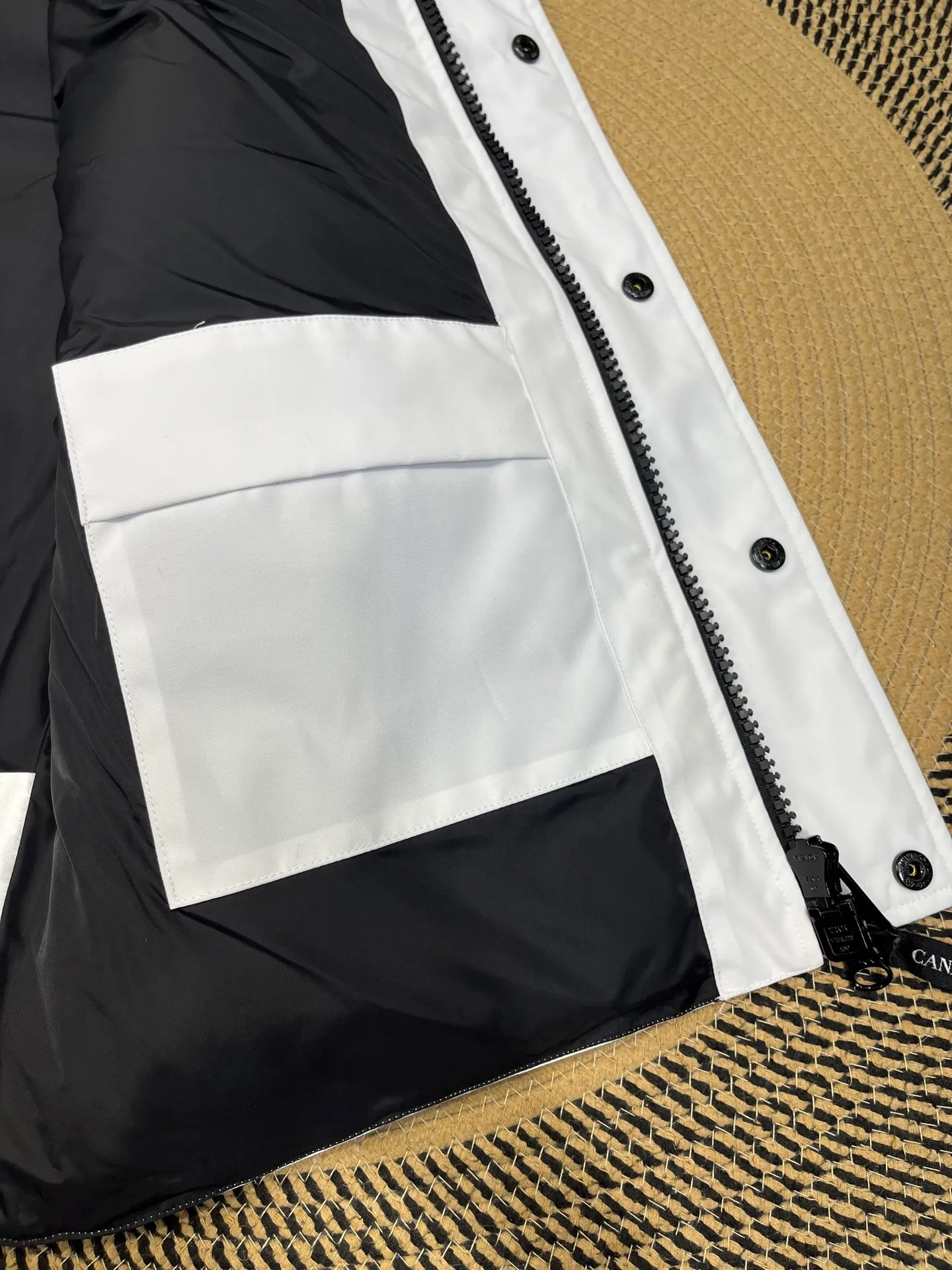 P380 🇨🇦Canada Goose""🇨🇦🌟 (Pure white non-refundable) Garson down vest has always been recognized as the warmest down jacket. Various Instagram celebrities, Internet celebrities, and celebrities often wear it for street photos. I make Canada Goose every year, but I still can't get rid of my love for it. No matter how cold the days are, there is no need to be afraid, because there is! Filled with 90% white duck down, it is the legendary warmest down jacket and is known as a must-have for Arctic outdoor sports! The most popular down jacket in the world, celebrities are rushing to buy it, it is a must-have!  Size: XS to 2XL